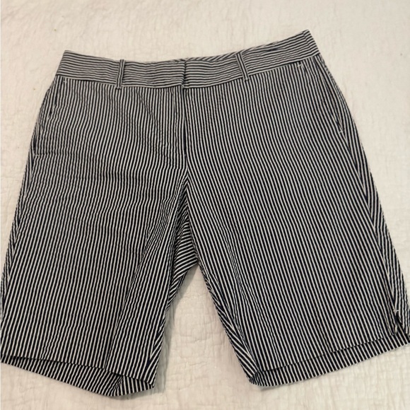 Ann Taylor Striped Seersucker Devin Bermuda Walking Shorts Size 12 - Picture 2 of 9